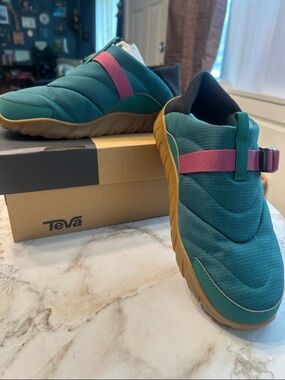 Teva women's Teal reember camp shoe with Pink Strap